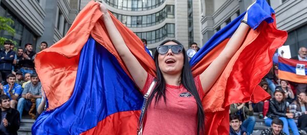 Протестующие у правительственного здания (18 апреля 2018). Еревaн - Sputnik Արմենիա