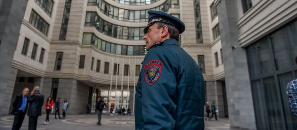 Заместитель начальника полиции Еревaна Валерий Осипян у правительственного здания (18 апреля 2018). Еревaн Заместитель начальника полиции Еревaна Валерий Осипян у правительственного здания (18 апреля 2018). Еревaн - Sputnik Արմենիա