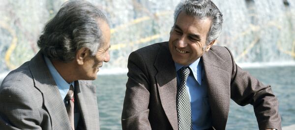 Художник-резчик по камню Грачья Степанян и главный архитектор города Еревана, лауреат Государственной премии СССР Джим Торосян - Sputnik Армения