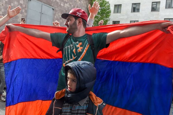 Протестующие у провительственного здания (18 апреля 2018). Ереван - Sputnik Армения