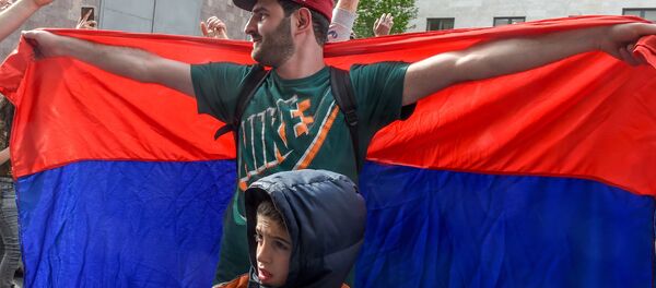 Протестующие у правительственного здания (18 апреля 2018). Ереван - Sputnik Армения