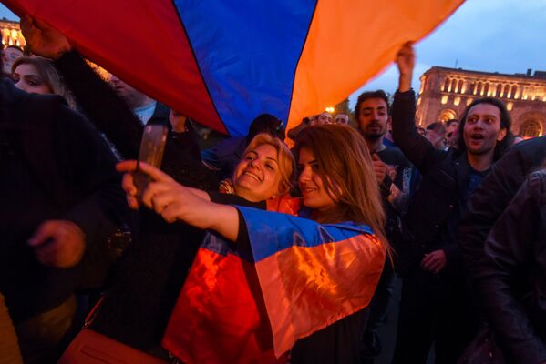 Во время митинга, огранизованного протестным движением Мой шаг (18 апреля 2018). Ереван - Sputnik Армения