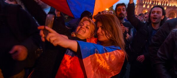 Во время митинга, огранизованного протестным движением Мой шаг (18 апреля 2018). Ереван - Sputnik Армения