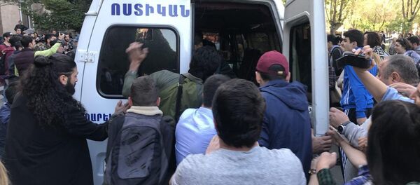 Ситуация у правительственного здания (19 апреля 2018). Ереван Ситуация у правительственного здания (19 апреля 2018). Ереван - Sputnik Армения