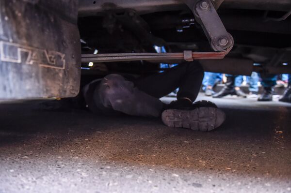 Активист лег под автомобиль полиции, заблокировав его двивение Активист лег под автомобиль полиции, заблокировав его двивение - Sputnik Армения