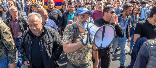 Протестующие во главе с Николом Пашиняном на улице Агатангегоса (19 апреля 2018). Ереван - Sputnik Армения