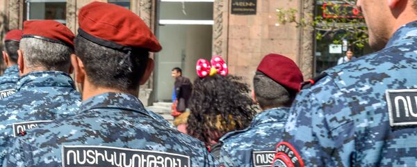 Протестующие на улице Агатангегоса (19 апреля 2018). Ереван Протестующие на улице Агатангегоса (19 апреля 2018). Ереван - Sputnik Армения