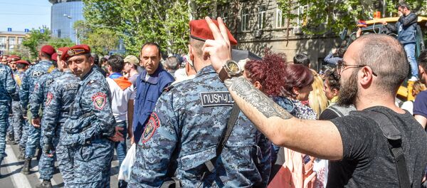 Протестующие на улице Агатангегоса (19 апреля 2018). Ереван - Sputnik Армения