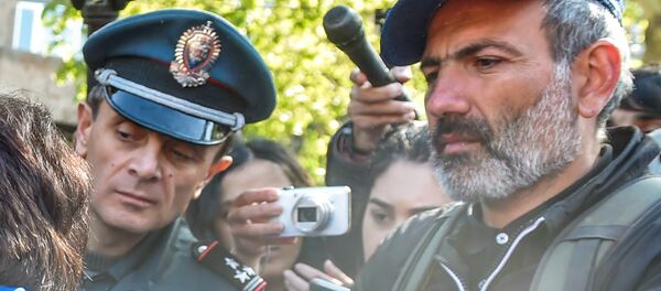 Заместитель начальника полиции Еревана Валерий Осипян и лидер оппозиционной фракции Елк Никол Пашинян наблюдают за оказыванием первой мед.помощи пострадавшей во время стычки у правительственного здания (19 апреля 2018). Ереван - Sputnik Армения