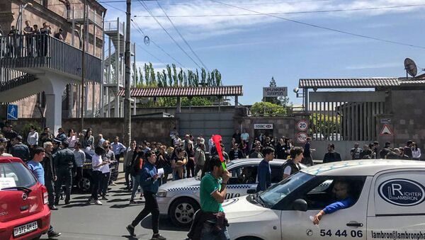 Протестующие на улице Аршакуняц (19 апреля 2018). Ереван - Sputnik Армения