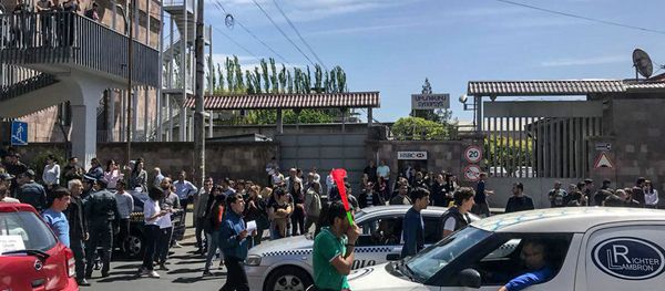Протестующие на улице Аршакуняц (19 апреля 2018). Ереван - Sputnik Արմենիա