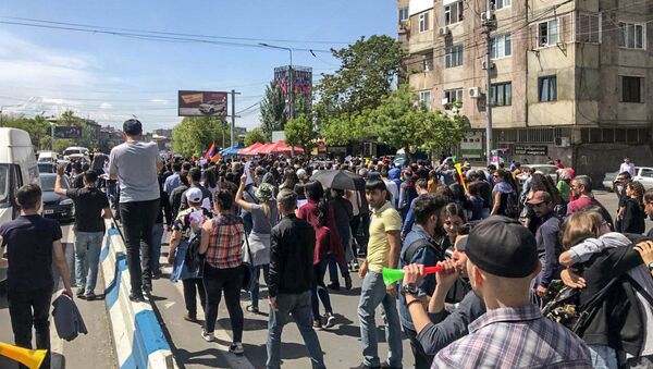Протестующие на улице Аршакуняц (19 апреля 2018). Ереван - Sputnik Արմենիա