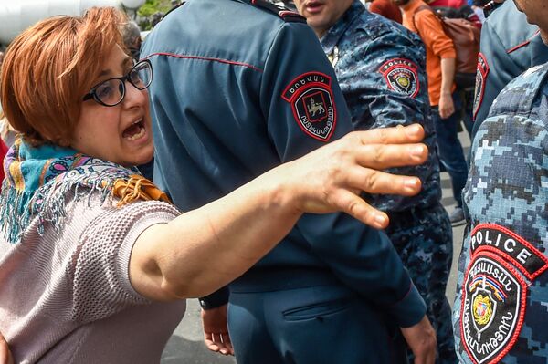 Задержания участников акции протеста полицией (19 апреля 2018). Ереван - Sputnik Армения