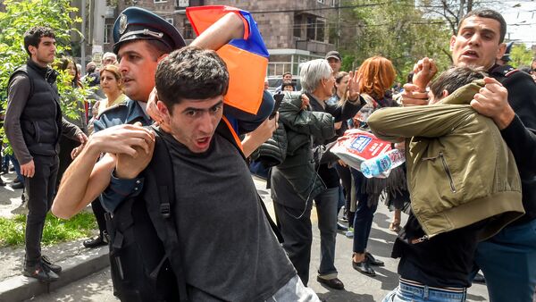 Полицейские подвергают приводу участников акции протеста (19 апреля 2018). Ереван - Sputnik Армения