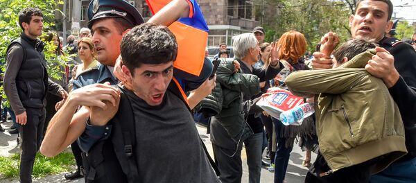 Полицейские подвергают приводу участников акции протеста (19 апреля 2018). Ереван - Sputnik Армения