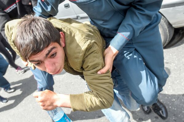 Полицейские подвергают приводу участников акции протеста (19 апреля 2018). Ереван - Sputnik Армения