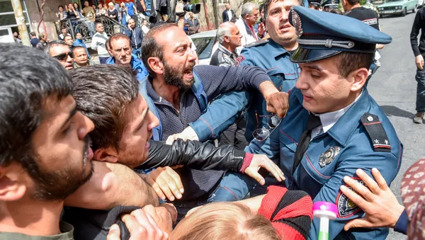 Полицейские подвергают приводу участников акции протеста (19 апреля 2018). Ереван - Sputnik Армения
