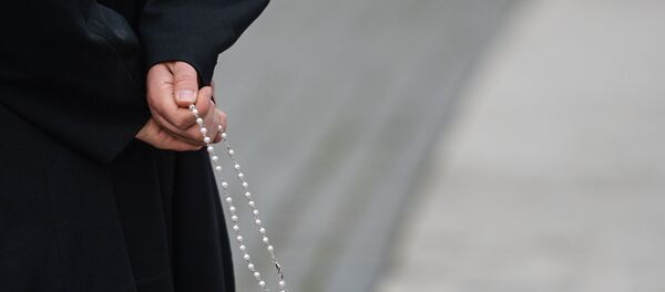 Розарий в руках у священника - Sputnik Армения