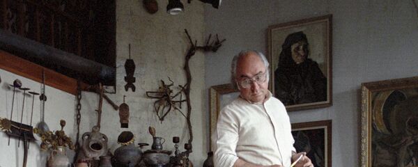 Художник Григор Ханджян работает над очередной картиной в своей мастерской. - Sputnik Армения