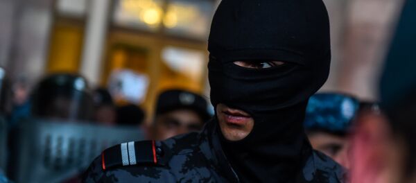 Полицейская баррикада на площади Республики (19 апреля 2018). Ереван Полицейская баррикада на площади Республики (19 апреля 2018). Ереван - Sputnik Армения