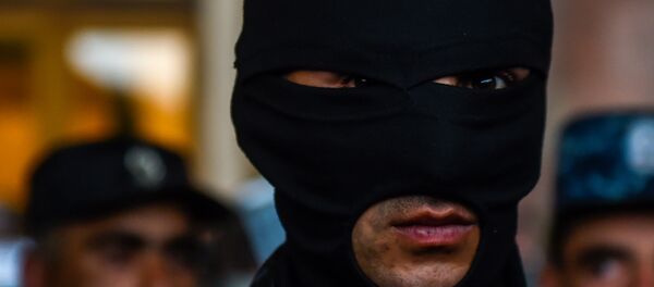 Полицейская баррикада перед Домом правительства на площади Республики (19 апреля 2018). Ереван - Sputnik Արմենիա