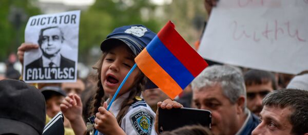 Протестующие перед Домом правительства на площади Республики (19 апреля 2018). Ереван - Sputnik Армения