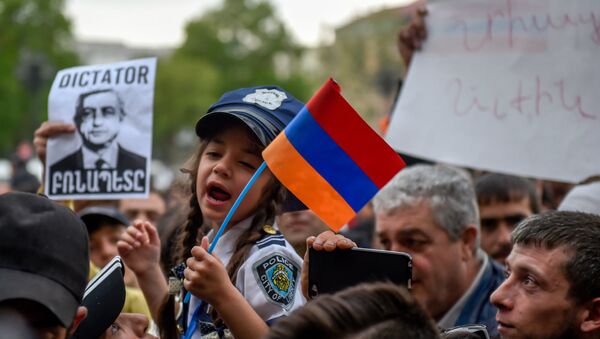 Протестующие перед Домом правительства на площади Республики (19 апреля 2018). Ереван - Sputnik Армения