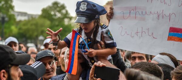 Протестующие перед Домом правительства на площади Республики (19 апреля 2018). Ереван - Sputnik Армения