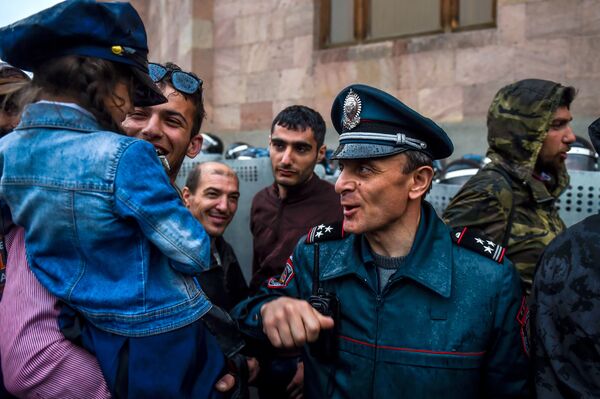 Протестующие перед Домом правительства на площади Республики (19 апреля 2018). Ереван Протестующие перед Домом правительства на площади Республики (19 апреля 2018). Ереван - Sputnik Армения