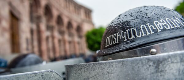 Полицейская баррикада на площади Республики (19 апреля 2018). Ереван - Sputnik Արմենիա