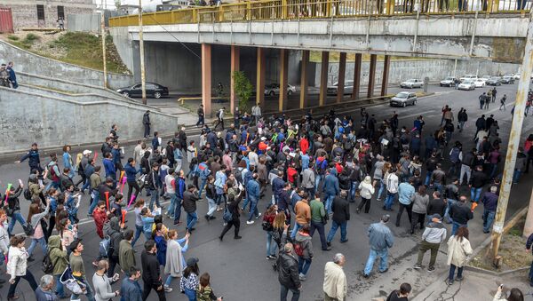 Шествие протестующих на улице Вагаршяна к Давташенскому мосту (20 апреля 2018). Ереван - Sputnik Армения