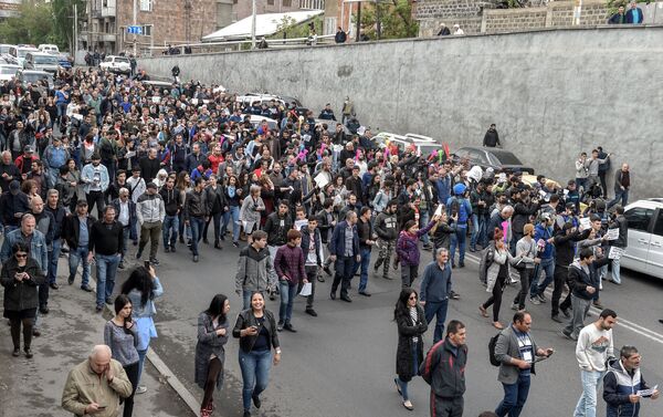 Шествие протестующих на улице Вагаршяна к Давташенскому мосту (20 апреля 2018). Ереван - Sputnik Армения