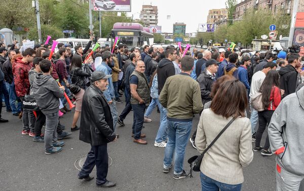 Шествие протестующих на улице Вагаршяна (20 апреля 2018). Ереван - Sputnik Армения
