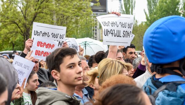Протестующие на улице Сасна Црер (20 апреля 2018). Ереван - Sputnik Армения