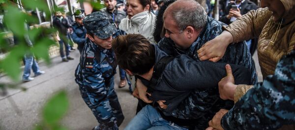 Ситуация на проспекте Азатутян (20 апреля 2018). Ереван Ситуация на проспекте Азатутян (20 апреля 2018). Ереван - Sputnik Армения