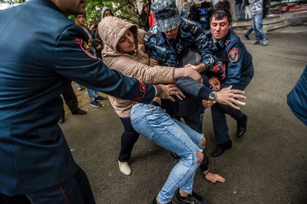 Ситуация на проспекте Азатутян (20 апреля 2018). Ереван Ситуация на проспекте Азатутян (20 апреля 2018). Ереван - Sputnik Армения