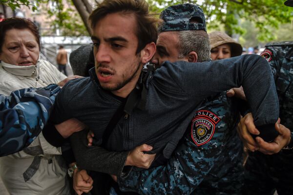 Ситуация на проспекте Азатутян (20 апреля 2018). Ереван Ситуация на проспекте Азатутян (20 апреля 2018). Ереван - Sputnik Армения