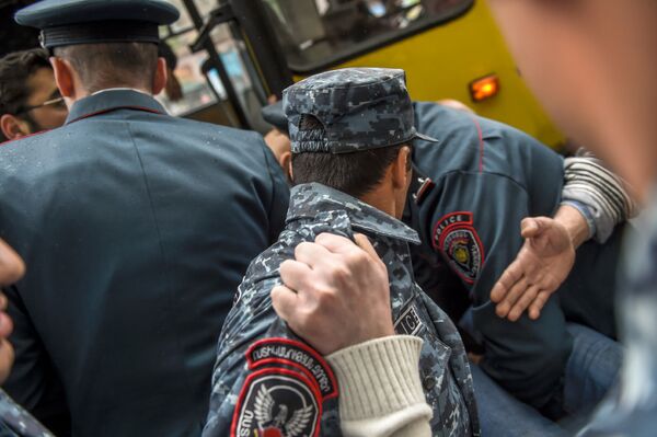 Ситуация на проспекте Азатутян (20 апреля 2018). Ереван Ситуация на проспекте Азатутян (20 апреля 2018). Ереван - Sputnik Армения