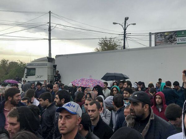 Ситуация на улице Алабяна (20 апреля 2018). Еревaн Ситуация на улице Алабяна (20 апреля 2018). Еревaн - Sputnik Армения