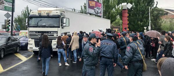 Ситуация на улице Алабяна (20 апреля 2018). Ереван Ситуация на улице Алабяна (20 апреля 2018). Ереван - Sputnik Армения