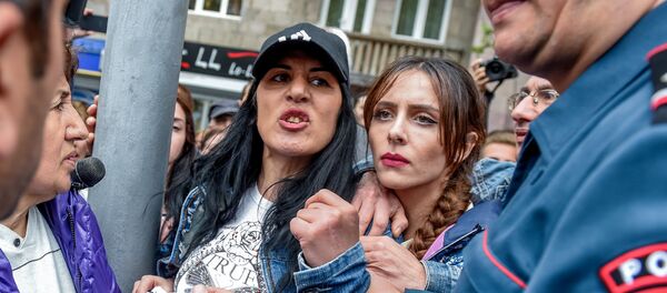 Протестующие на проспекте Азатутян (20 апреля 2018). Ереван Протестующие на проспекте Азатутян (20 апреля 2018). Ереван - Sputnik Армения