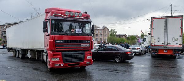 Фуры на перекрестке улиц Алабяна, Ленинградяна и моста Киевян (20 апреля 2018). Еревaн Фуры на перекрестке улиц Алабяна, Ленинградяна и моста Киевян (20 апреля 2018). Еревaн - Sputnik Արմենիա