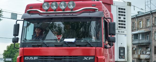 Фуры на перекрестке улиц Алабяна, Ленинградяна и моста Киевян (20 апреля 2018). Ереван - Sputnik Армения