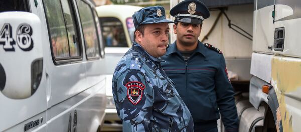 Полицейские на перекрестке улиц Алабяна, Ленинградяна и моста Киевян, где фуры заблокировали дорожное движение (20 апреля 2018). Ереван Полицейские на перекрестке улиц Алабяна, Ленинградяна и моста Киевян, где фуры заблокировали дорожное движение (20 апреля 2018). Ереван - Sputnik Армения