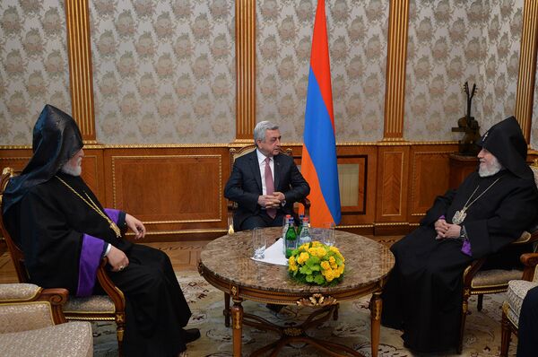 Премьер-министр Серж Саргсян принял Католикоса Гарегина 2-го и Арама 1-го Премьер-министр Серж Саргсян принял Католикоса Гарегина 2-го и Арама 1-го - Sputnik Армения