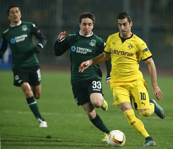 Игрок Боруссии Генрих Мхитарян и игроки Краснодара Маурисио Перейра, Одил Ахмедов (справа налево) в матче группового этапа Лиги Европы между Краснодар и Боруссия (26 ноября 2015). Краснодар, Россия - Sputnik Армения