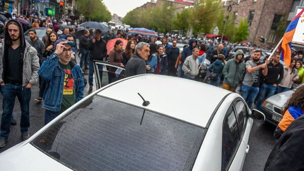 Протестующие перед полицейской баррикадой на улице Вагаршяна (20 апреля 2018). Ереван - Sputnik Армения