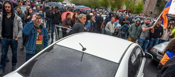 Протестующие перед полицейской баррикадой на улице Вагаршяна (20 апреля 2018). Ереван - Sputnik Армения
