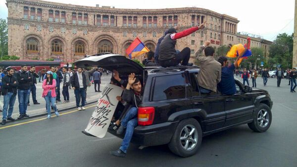 Автомобиль протестующих на площади Республики (20 апреля 2018). Ереван - Sputnik Армения