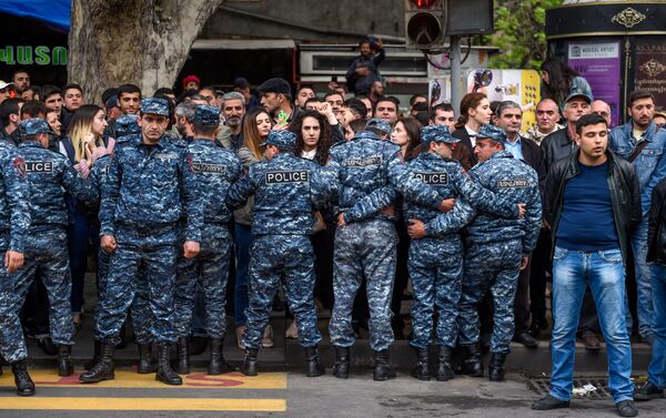 Ситуация на улице Амирян (20 апреля 2018). Ереван - Sputnik Армения